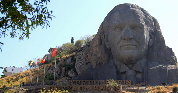 İzmir Buca'da Türkiye'nin en büyük Atatürk Maskı bakıma girdi!