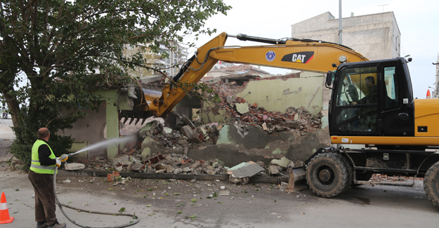 Bursa Köklü Cadde’de bina yıkımlarına devam ediliyor!