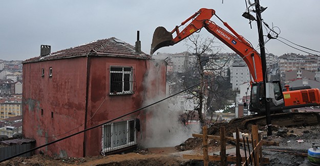 İstanbul Gaziosmanpaşa'da tehlike arzeden bina yıkıldı!