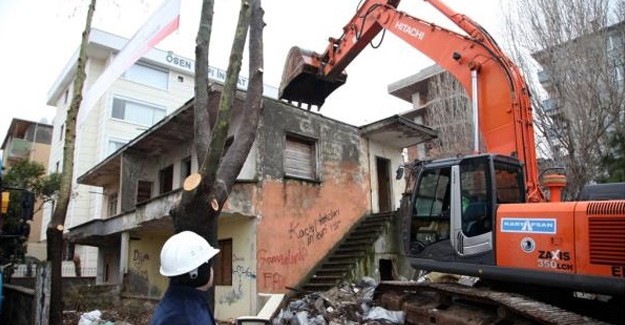 Kartal'da metruk bina yıkımları devam ediyor!