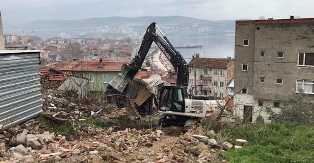 Gemlik Orhaniye Mahallesi'nde 4 metruk bina daha yıkıldı!