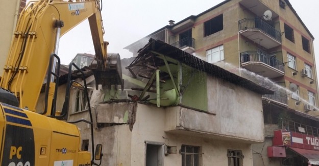 İzmit Belediyesi 500 den fazla metruk bina yıktı!