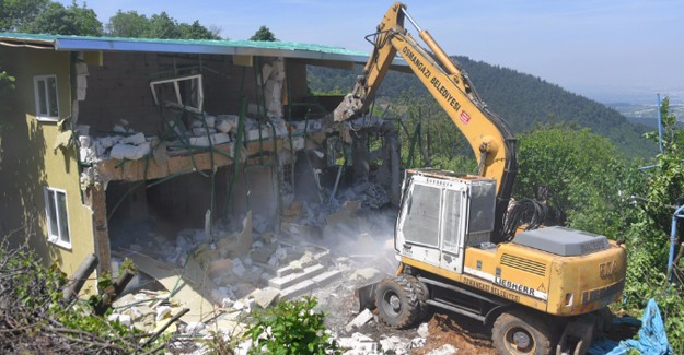 Osmangazi Belediyesi Uludağ'da metruk binaları yıkıyor!