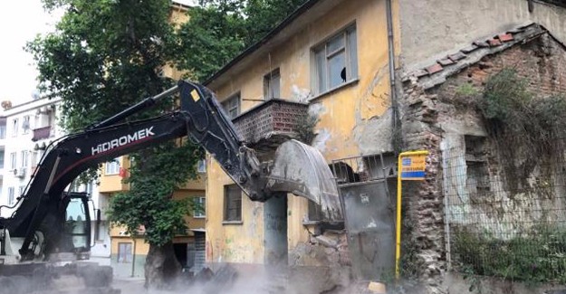 Gemlik Belediyesi metruk binaları yıkmaya devam ediyor!