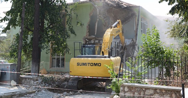 İnegöl'de eski huzurevi binası yıkıldı!