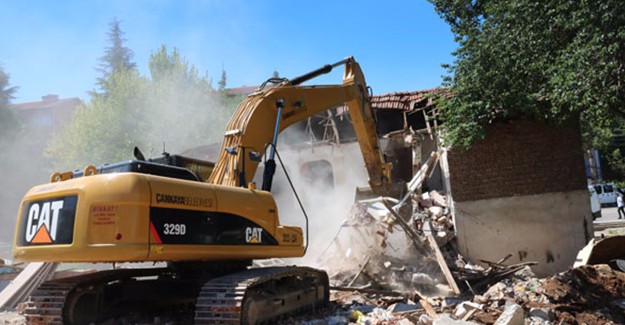 Çankaya kentsel dönüşüm projesi kapsamında eski binalar yıkılıyor!