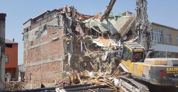 Arnavutköy Belediyesi Fatih'de tehlikeli binaları yıkıyor!