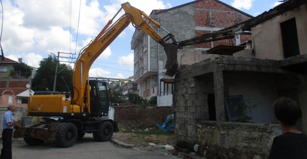 Tokat Belediyesi Mehmet Paşa'da metruk binaları yıkıyor!