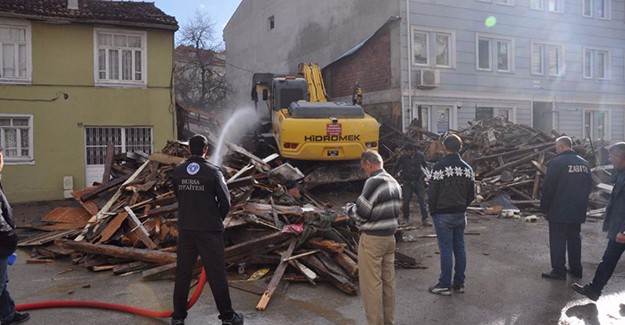 İnegöl Belediyesi metruk bina yıkımlarına devam ediyor!