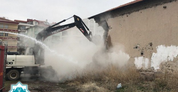 Aksaray Belediyesi risk oluşturan metruk binaların yıkımına devam ediyor!