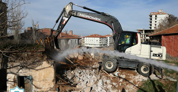 Aksaray Belediyesi metruk bina yıkımlarına devam ediyor!
