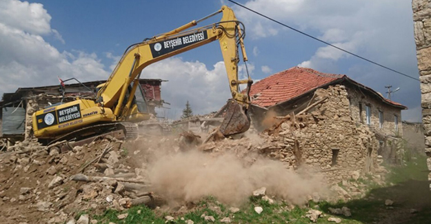 Konya Beyşehir'de metruk bina yıkımları devam ediyor!