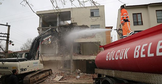 Gölcük Belediyesi metruk bina yıkımlarına devam ediyor!