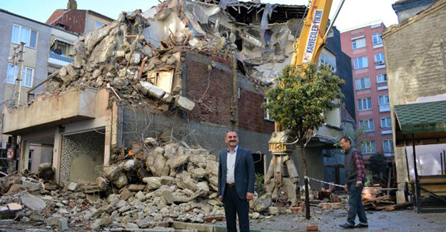 Gemlik Belediyesi Balıkpazarı Mahallesinde binaların yıkım çalışmalarına başladı!