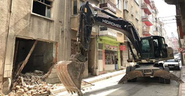 Gemlik Belediyesi metruk bina yıkımlarına devam ediyor!