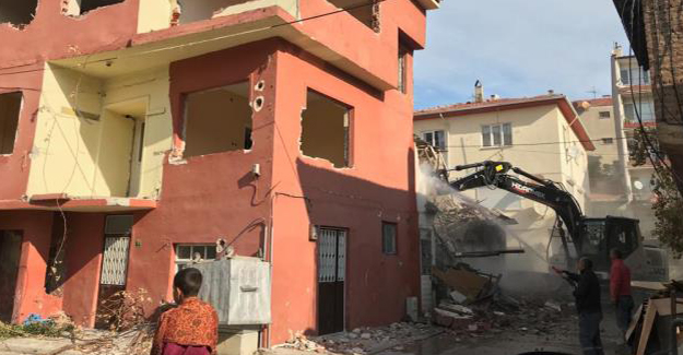 Gemlik Belediyesi kamulaştırılan binaların yıkımına devam ediyor!
