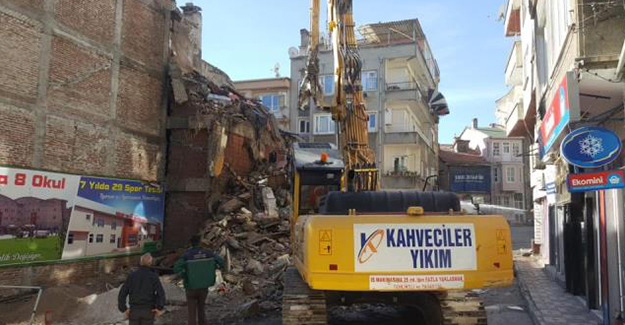 Gemlik Belediyesi kamulaştırılan binaların yıkım çalışmalarını sürdürüyor!