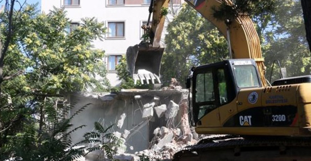Kartal Belediyesi metruk binaların yıkımına devam ediyor!