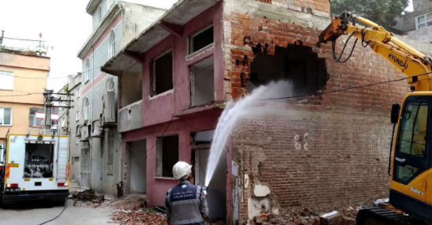 Osmangazi Belediyesi kamulaştırılan binaların yıkımını sürdürüyor!