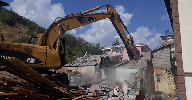 Bingöl Belediyesi metruk bina yıkımlarına devam ediyor!