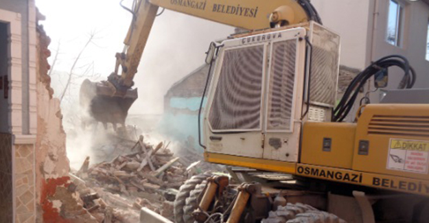Osmangazi Belediyesi Çirişhane Mahallesi'nde metruk bina yıkımlarını sürdürüyor!