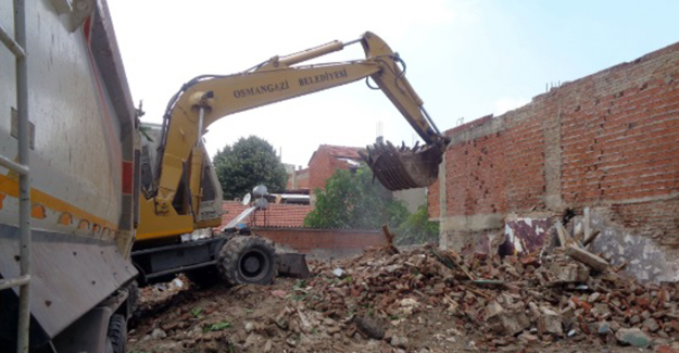 Osmangazi Belediyesi metruk binaların yıkım çalışmalarını sürdürüyor!