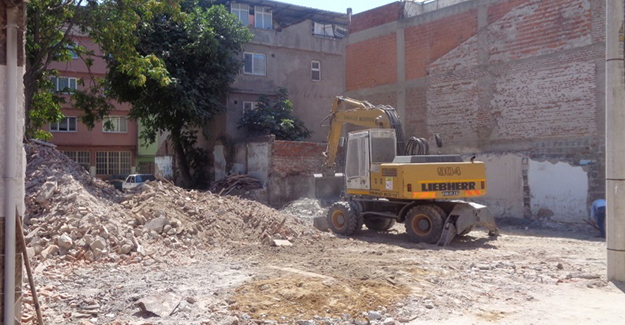 Osmangazi Belediyesi metruk binaları temizlemeye devam ediyor!