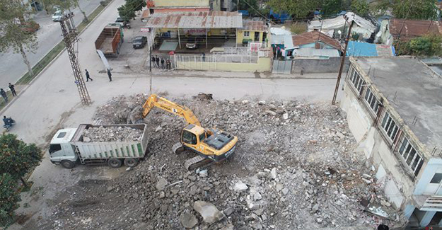 Ceyhan Belediyesi atıl binaların yıkım çalışmalarına devam ediyor!