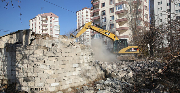 Melikgazi Belediyesi metruk binaların yıkımına devam ediyor!