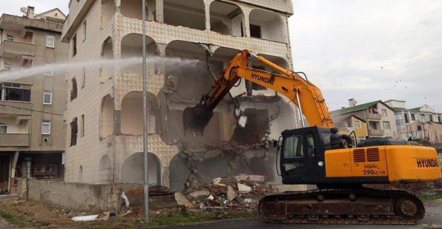Büyükçekmece'de kentsel dönüşüm kapsamında deprem riski taşıyan 4 katlı bina yıkıldı!