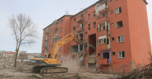 Elazığ Karşıyaka kentsel dönüşüm alanında yıkım çalışmaları başladı!