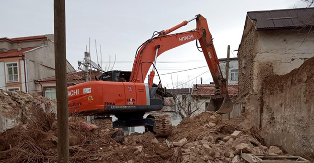 Karaman Belediyesi metruk binaların yıkımlarına devam ediyor!