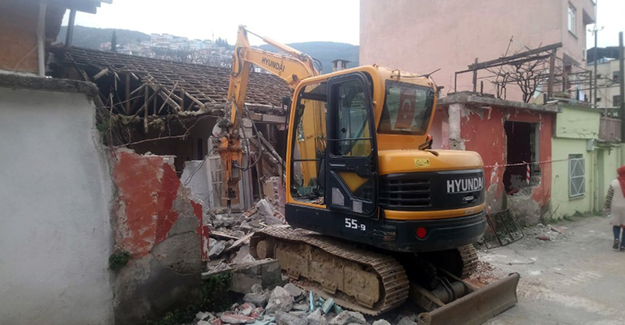 Osmangazi Belediyesi metruk yapıların yıkım çalışmalarını sürdürüyor!