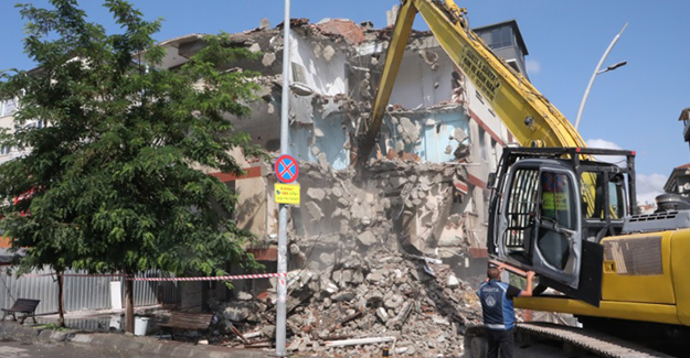 Büyükçekmece'de deprem riski taşıyan bina yıkıldı!