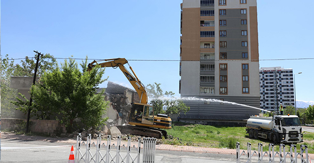 Melikgazi Belediyesi metruk binaların yıkımına devam ediyor!