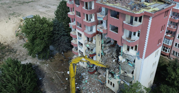 Büyükçekmece Belediyesi riskli yapıların yıkım çalışmalarına devam ediyor!