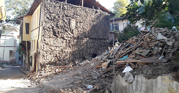 Osmangazi Belediyesi yarısı kendiliğinden çöken iki katlı ahşap binayı yıktı!