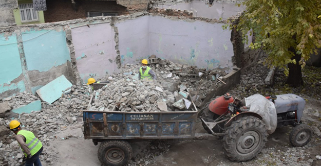 Diyarbakır Bağlar'da metruk yapı yıkımları devam ediyor!