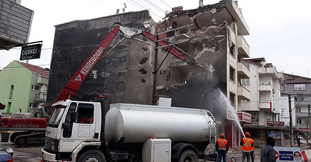 Kocaeli'de riskli bina yıkımları devam ediyor!