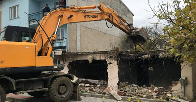Osmangazi Panayır Mahallesi'ndeki metruk bina yıkıldı!