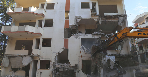 Büyükçekmece'de riskli ve orta hasarlı tespit edilen 8 bina yıkıldı!