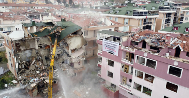 Büyükçekmece'de depremde hasar gören 3 bina daha yıkıldı!