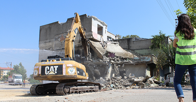 Yüreğir Sinanpaşa'da kamulaştırılan binalarda yıkımlar sürüyor!