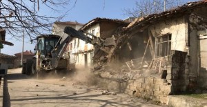 Gemlik Cihatlı Mahallesi'nde 4 metruk bina daha yıkıldı!
