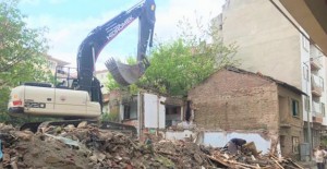Gemlik Belediyesi metruk bina yıkımlarını sürdürüyor!
