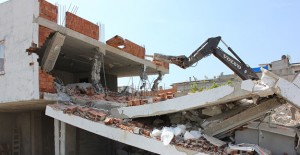 Osmangazi Belediyesi kaçak olarak inşa edilen 5 binanın yıkımını gerçekleştirdi!