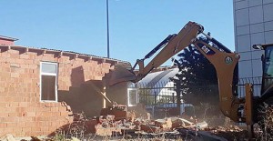 Bingöl Belediyesi metruk binaların yıkım çalışmalarına devam ediyor!