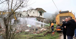 Gölcük Belediyesi orta hasarlı binaların yıkımlarına devam ediyor!