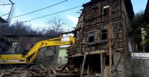 İnegöl Belediyesi 10 metruk binanın yıkımını gerçekleştirdi!