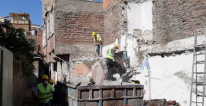 Bağlar Belediyesi kaçak yapıların yıkımına devam ediyor!